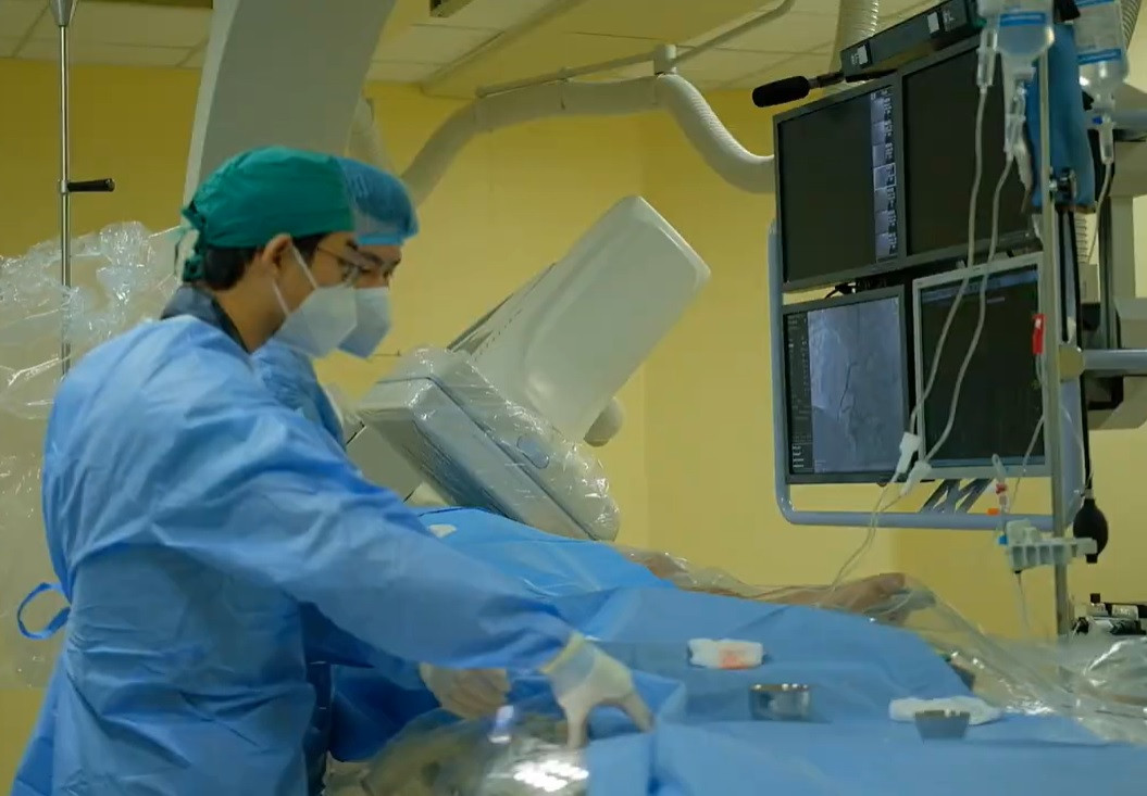 Các bác sĩ đã can thiệp lấy thành công cục máu đông giúp bệnh nhân qua cơn nguy kịch Các bác sĩ đã can thiệp lấy thành công cục máu đông giúp bệnh nhân qua cơn nguy kịch