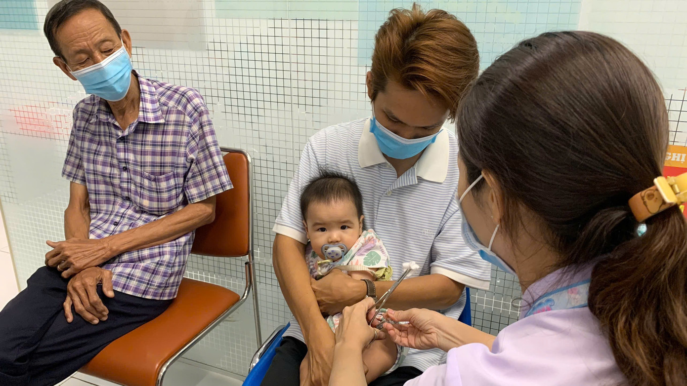 Bệnh nhi 8 tháng tuổi được phụ huynh đưa đến tiêm phòng cúm tại HCDC