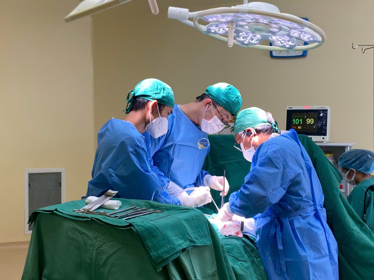 Các bác sĩ đã thực hiện cuộc phẫu thuật khẩn cho cụ ông