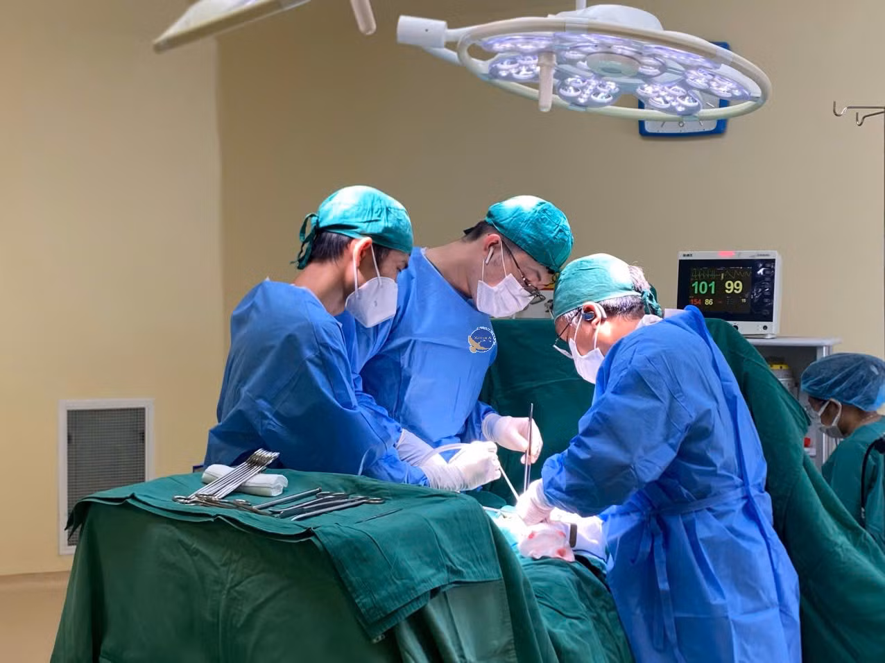 Các bác sĩ đã thực hiện cuộc phẫu thuật khẩn cho cụ ông