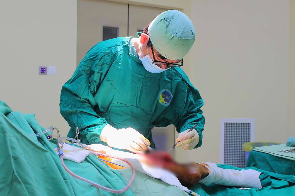 Bệnh nhân bị nhiễm trùng rất nặng ở vùng mông - đùi sau khi tiêm thuốc trị đau lưng không rõ nguồn gốc Bệnh nhân bị nhiễm trùng rất nặng ở vùng mông - đùi sau khi tiêm thuốc trị đau lưng không rõ nguồn gốc