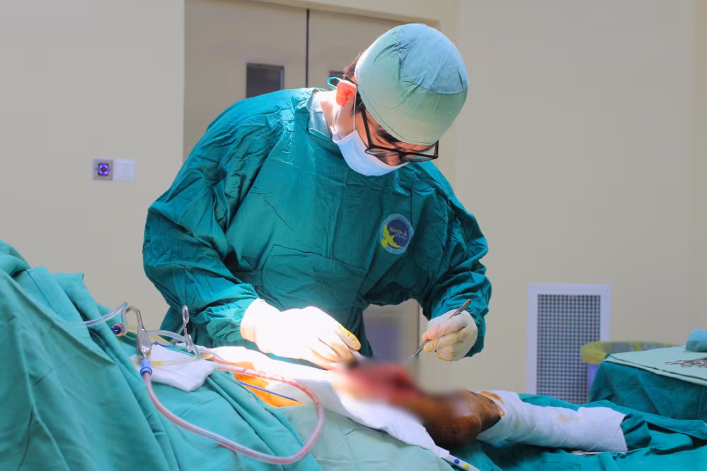 Bệnh nhân bị nhiễm trùng rất nặng ở vùng mông - đùi sau khi tiêm thuốc trị đau lưng không rõ nguồn gốc Bệnh nhân bị nhiễm trùng rất nặng ở vùng mông - đùi sau khi tiêm thuốc trị đau lưng không rõ nguồn gốc