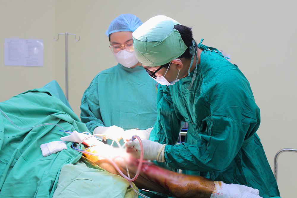 Các bác sĩ đã phải phẫu thuật tháo mủ, xử lý ổ nhiễm trùng đang đe dọa tính mạng bệnh nhân Các bác sĩ đã phải phẫu thuật tháo mủ, xử lý ổ nhiễm trùng đang đe dọa tính mạng bệnh nhân