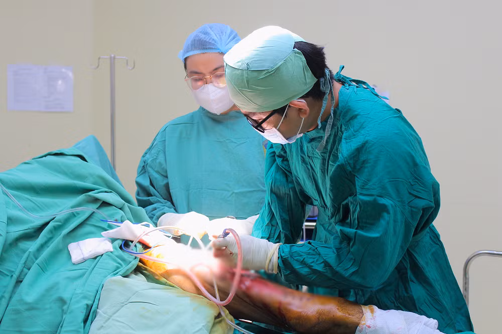 Các bác sĩ đã phải phẫu thuật tháo mủ, xử lý ổ nhiễm trùng đang đe dọa tính mạng bệnh nhân Các bác sĩ đã phải phẫu thuật tháo mủ, xử lý ổ nhiễm trùng đang đe dọa tính mạng bệnh nhân