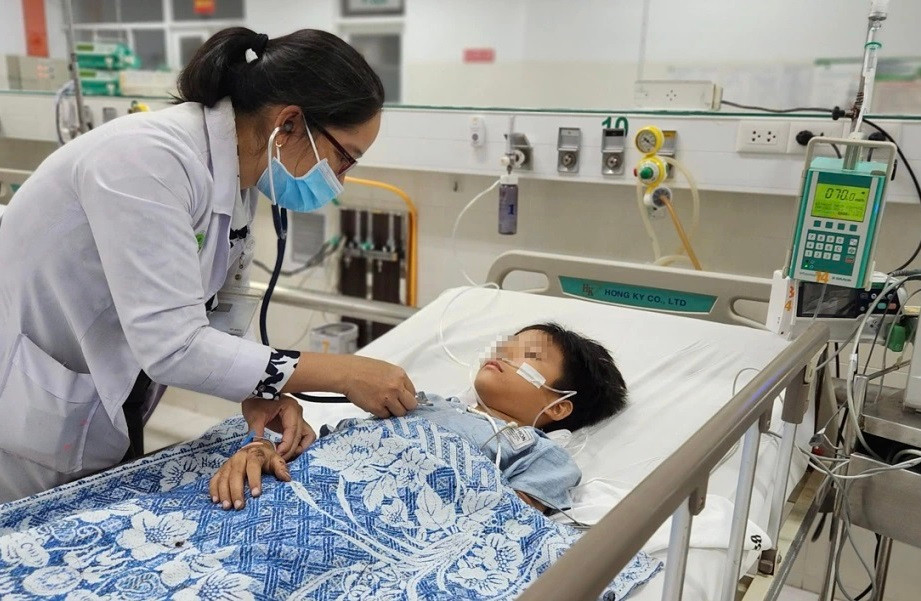 Bệnh nhi đang được các bác sĩ theo dõi, điều trị tích cực tại Bệnh viện Nhi Đồng 2 (ảnh: BVCC)