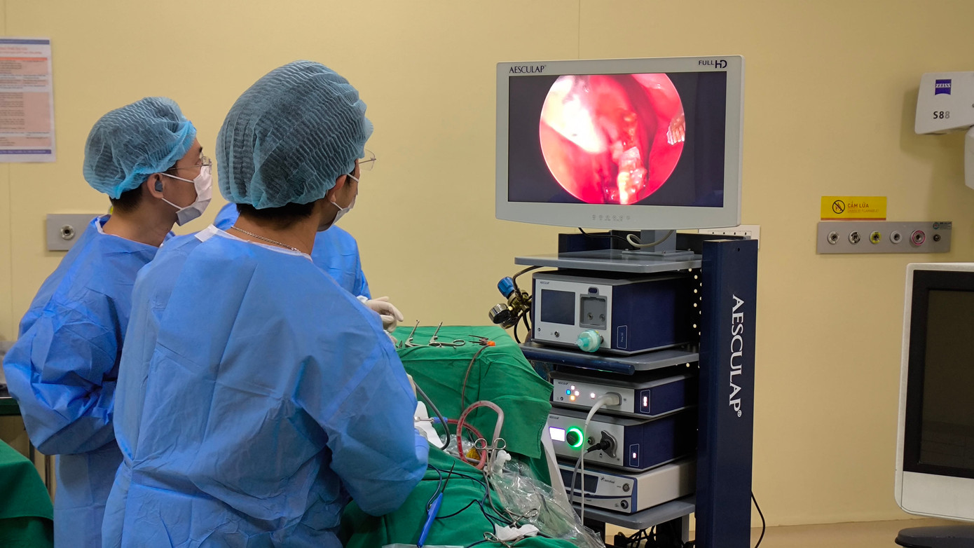 Các bác sĩ đã thực hiện thành công cuộc phẫu thuật nội soi bóc tách khối u tuyến yên cho người bệnh Các bác sĩ đã thực hiện thành công cuộc phẫu thuật nội soi bóc tách khối u tuyến yên cho người bệnh