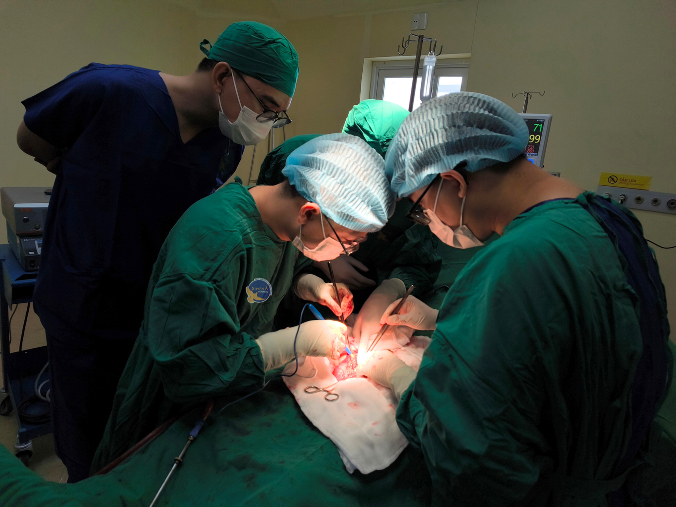 Các bác sĩ thực hiện cuộc phẫu thuật cắt bỏ dương vật bị ung thư cho người bệnh