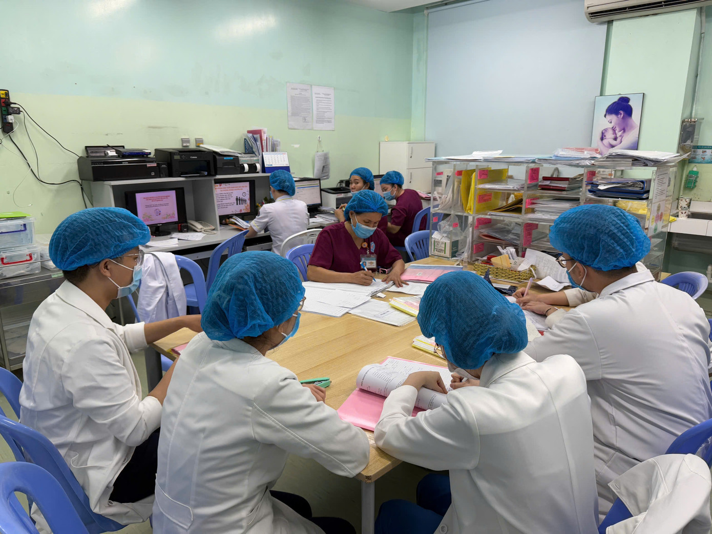 Đêm giao thừa, nhân viên y tế vẫn miệt mài với công việc để đảm bảo an toàn tuyệt đối cho mẹ con sản phụ