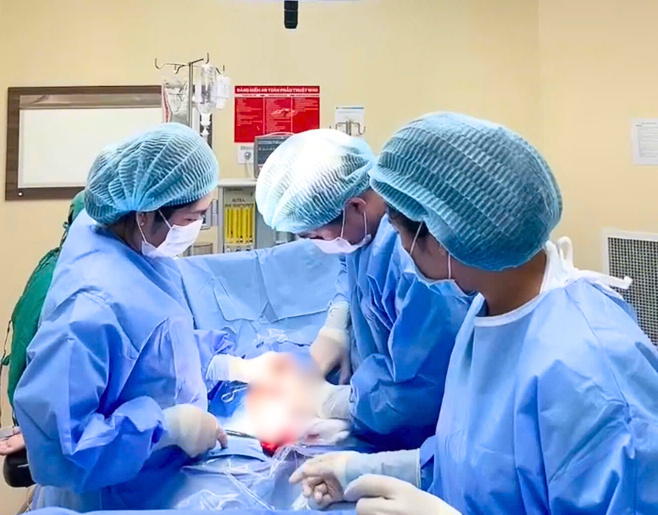 Các bác sĩ đã nỗ lực cứu chữa giúp bệnh nhân qua nguy kịch