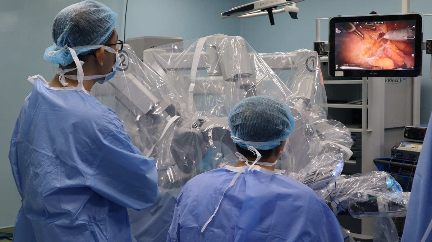 Các bác sĩ Bệnh viện Bình Dân đang thực hiện một cuộc phẫu thuật cho người bệnh