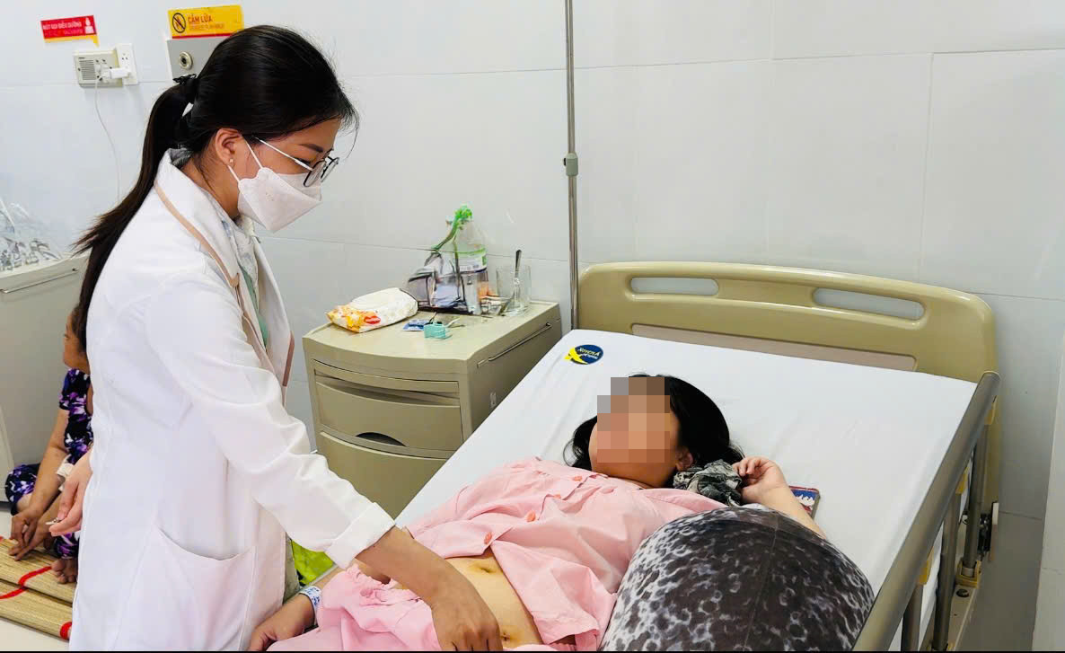 Nữ bệnh nhân mắc u nang buồng trứng kích thước lớn khi tuổi đời còn rất trẻ