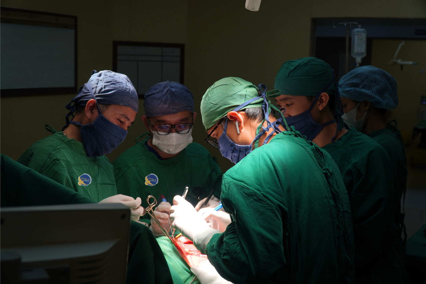 Các bác sĩ thực hiện cuộc phẫu thuật cắt u quái ở buồng trứng cho bệnh nhân Các bác sĩ thực hiện cuộc phẫu thuật cắt u quái ở buồng trứng cho bệnh nhân