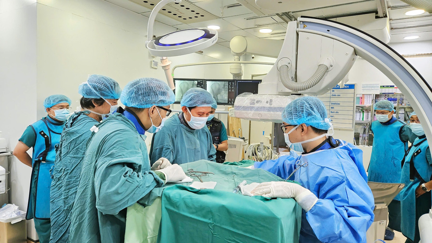 Các bác sĩ tiến hành cấy máy phá rung tự động, ngăn chặn nguy cơ đột tử cho bệnh nhân Các bác sĩ tiến hành cấy máy phá rung tự động, ngăn chặn nguy cơ đột tử cho bệnh nhân