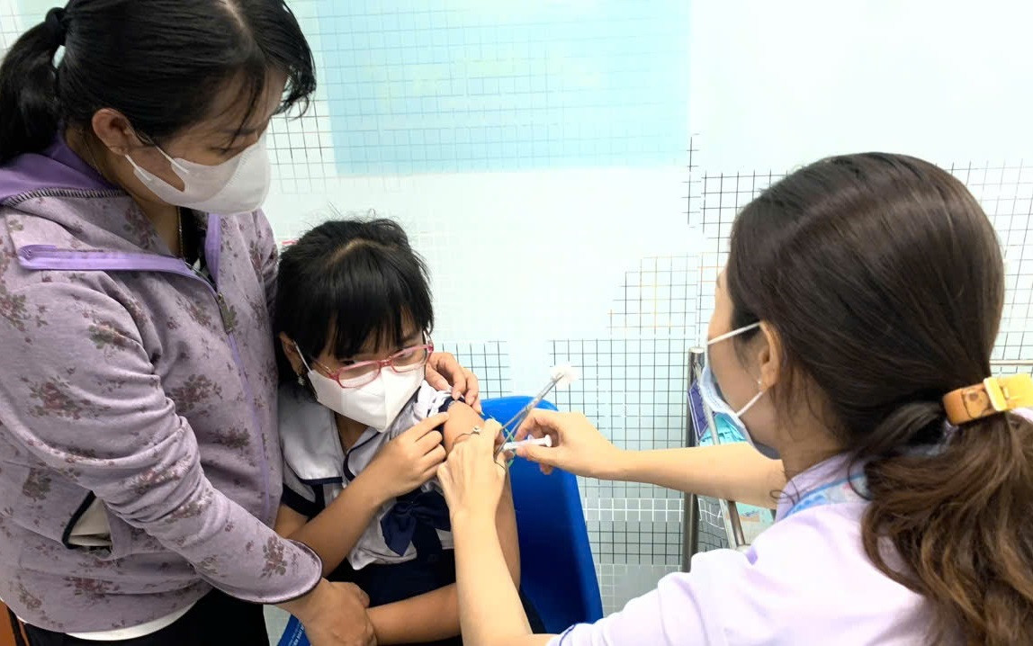 Phụ huynh đưa trẻ đến HCDC tiêm vắc xin phòng bệnh cúm mùa Phụ huynh đưa trẻ đến HCDC tiêm vắc xin phòng bệnh cúm mùa