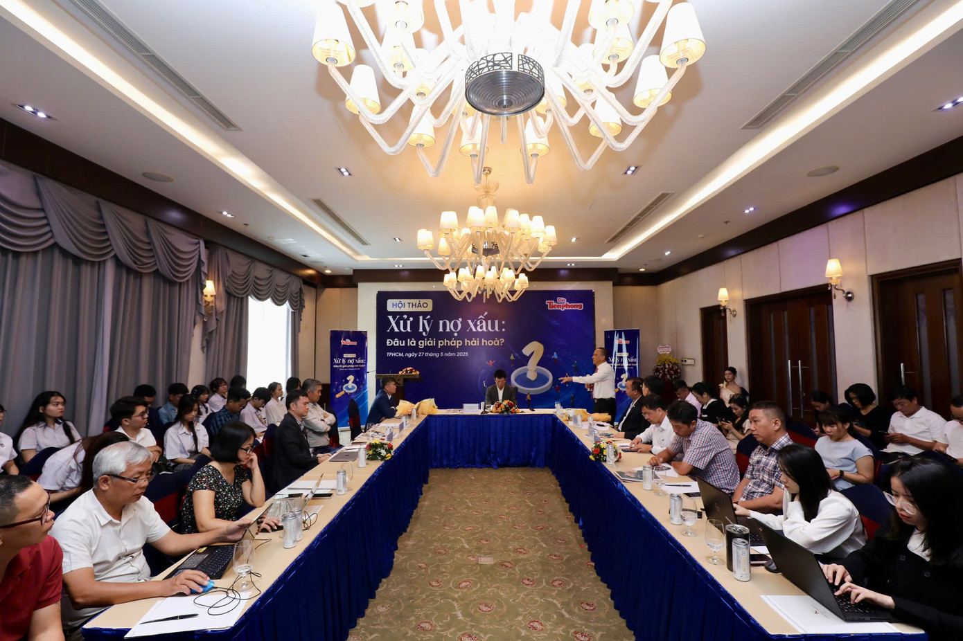 Hội thảo "Xử lý nợ xấu đâu là giải pháp hài hòa?" quy tụ nhiều chuyên gia trong lĩnh vực kinh tế (ảnh: Duy Anh).