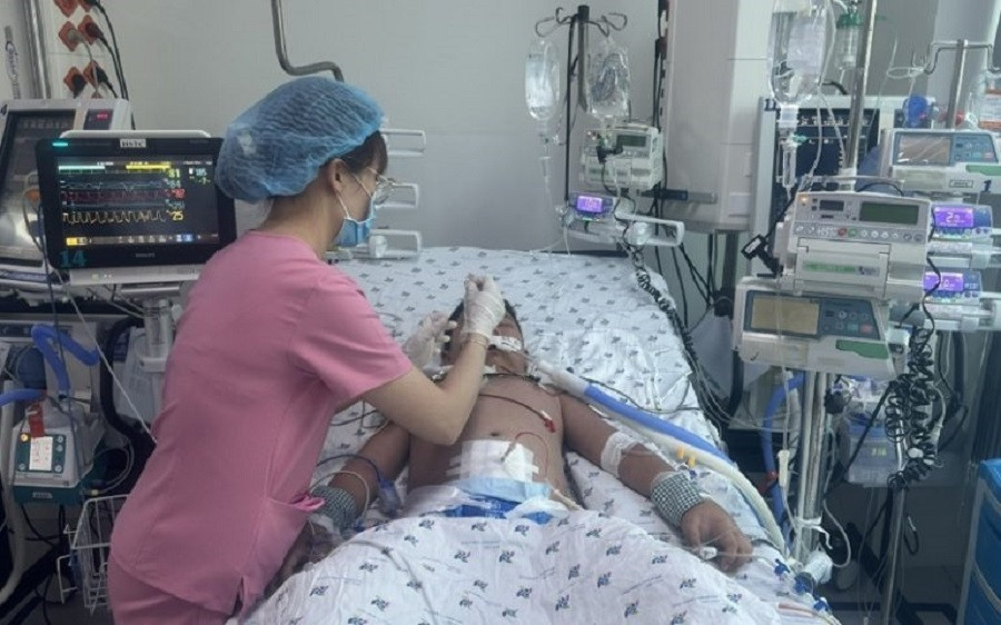 Bệnh nhi có cơ địa béo phì khiến tình trạng SXH diễn tiến nặng gây nhiều khó khăn trong điều trị Bệnh nhi có cơ địa béo phì khiến tình trạng SXH diễn tiến nặng gây nhiều khó khăn trong điều trị