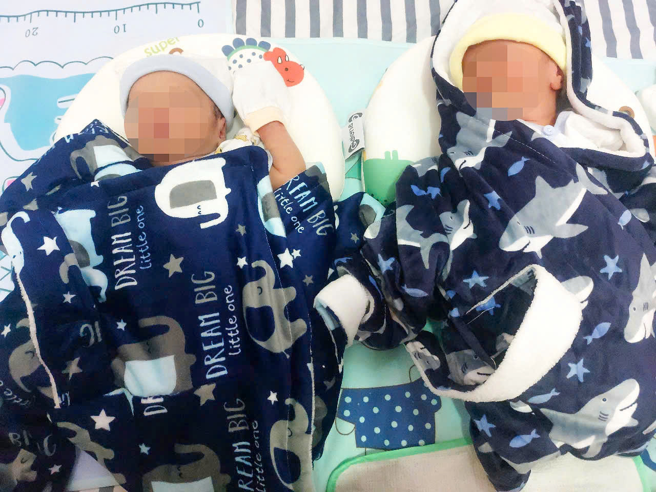 Hai bé trai con của chị H. sau khi vượt qua nguy kịch đã khỏe mạnh bình thường như những trẻ khác Hai bé trai con của chị H. sau khi vượt qua nguy kịch đã khỏe mạnh bình thường như những trẻ khác