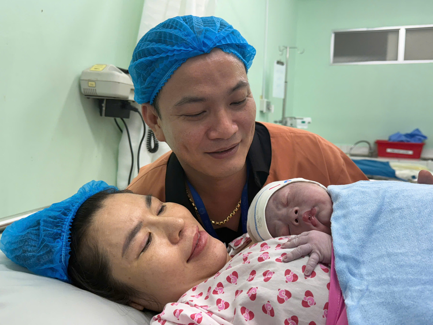 Vợ chồng chị Hằng rơi nước mắt hạnh phúc ôm thiên thần nhỏ của gia đình vào lòng