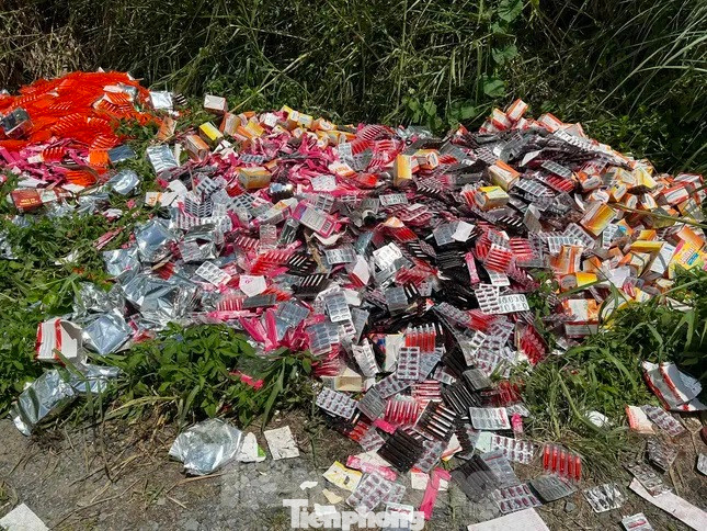 Thực phẩm chức năng đổ bên đường ở huyện Bình Chánh khi cơ quan chức năng mở đợt cao điểm truy quét hàng giả (ảnh: Uyên Phương)