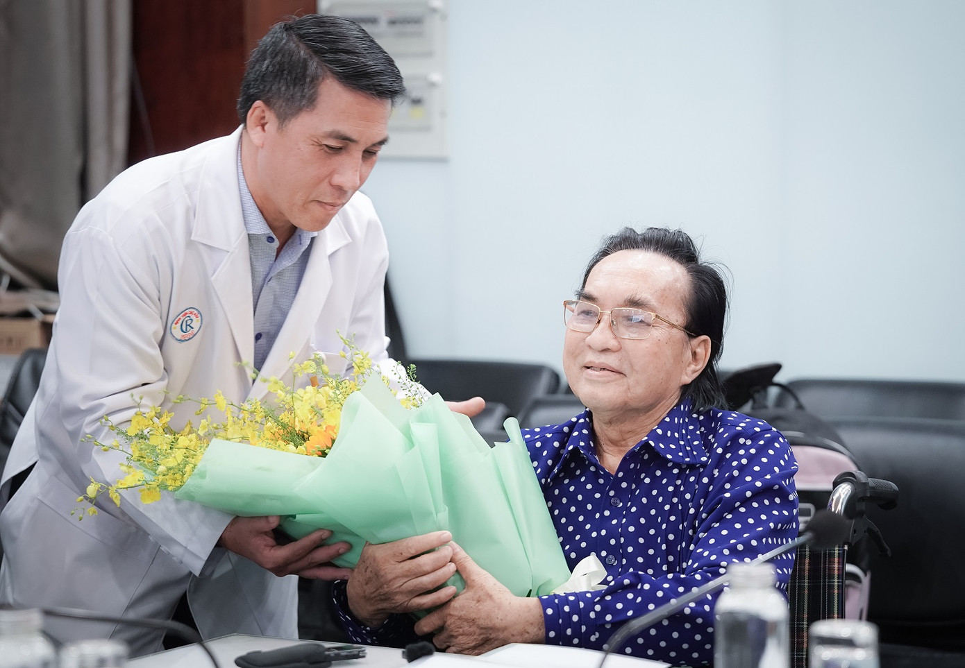 BS-CKII Phạm Thanh Việt, Phó giám đốc Bệnh viện Chợ Rẫy tặng hoa chúc mừng sự bình phục của nghệ sĩ Thanh Tuấn