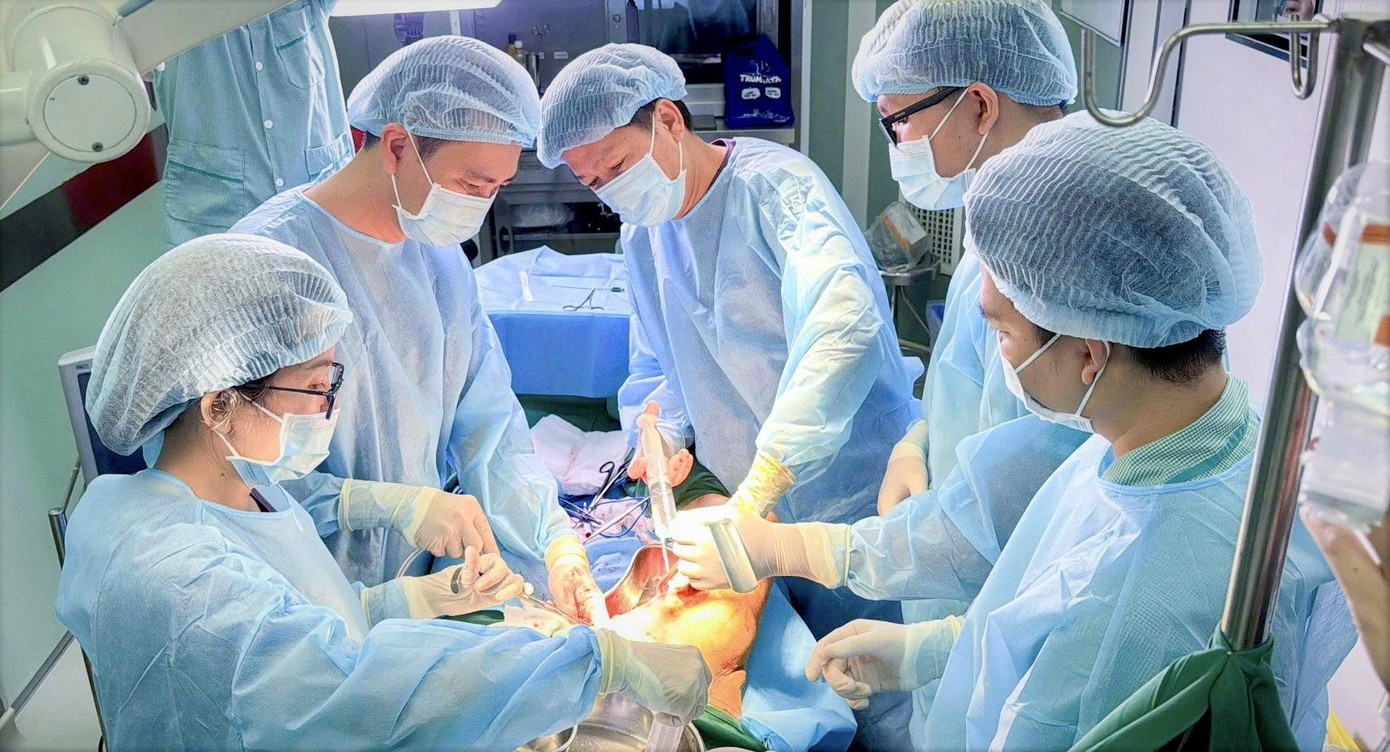 Các bác sĩ đã thực hiện cuộc phẫu thuật vô cùng nan giải cho người bệnh bị biến chứng sau các mũi tiêm filler Các bác sĩ đã thực hiện cuộc phẫu thuật vô cùng nan giải cho người bệnh bị biến chứng sau các mũi tiêm filler