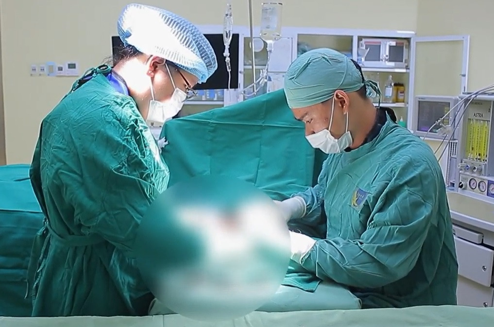 Các bác sĩ đã thực hiện vi phẫu nối lại các cấu trúc bị đứt cho bệnh nhi Các bác sĩ đã thực hiện vi phẫu nối lại các cấu trúc bị đứt cho bệnh nhi