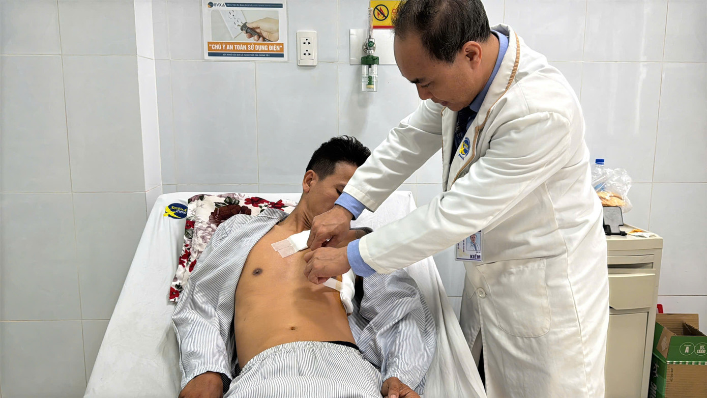 Các bác sĩ đã thực hiện cuộc phẫu thuật cấp cứu giúp bệnh nhân qua cơn nguy kịch