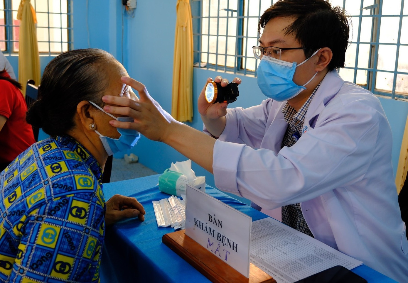 Bác sĩ thăm khám cho một trường hợp bị viêm kết mạc mắt Bác sĩ thăm khám cho một trường hợp bị viêm kết mạc mắt