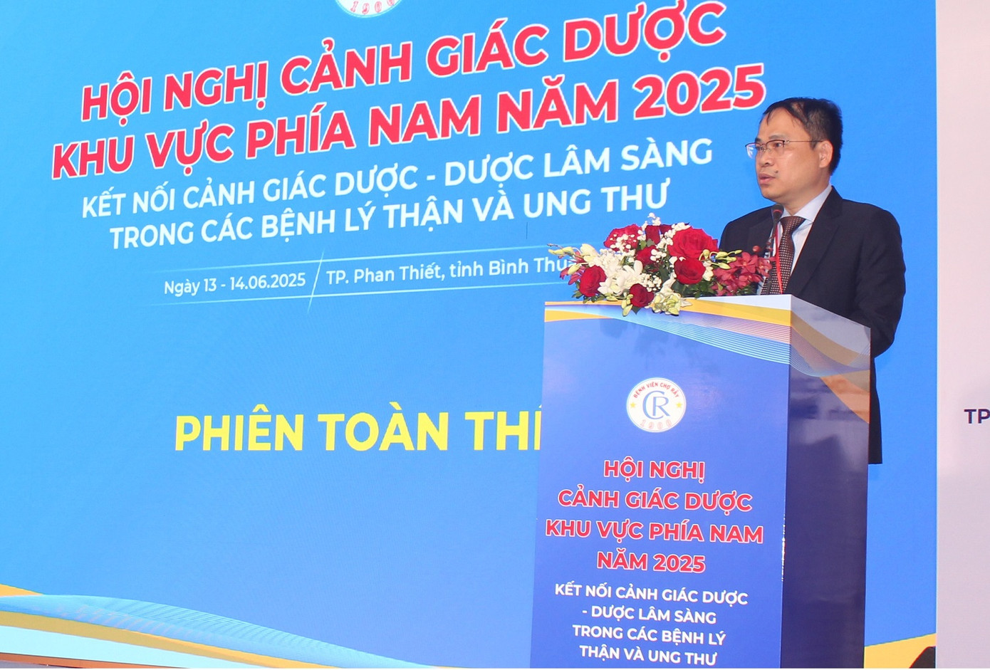 TS.DS Nguyễn Quốc Bình, Phó giám đốc Bệnh viện Chợ Rẫy chia sẻ thông tin tại hội nghị