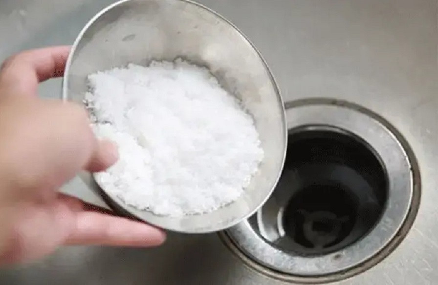 Bột thông cống là hóa chất mạnh có chứa các chất ăn mòn đặc biệt nguy hiểm cho cơ thể Bột thông cống là hóa chất mạnh có chứa các chất ăn mòn đặc biệt nguy hiểm cho cơ thể