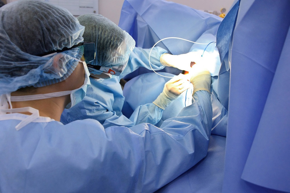 Các bác sĩ can thiệp cho trường hợp bị bệnh trĩ rất nặng không còn khả năng điều trị nội khoa Các bác sĩ can thiệp cho trường hợp bị bệnh trĩ rất nặng không còn khả năng điều trị nội khoa