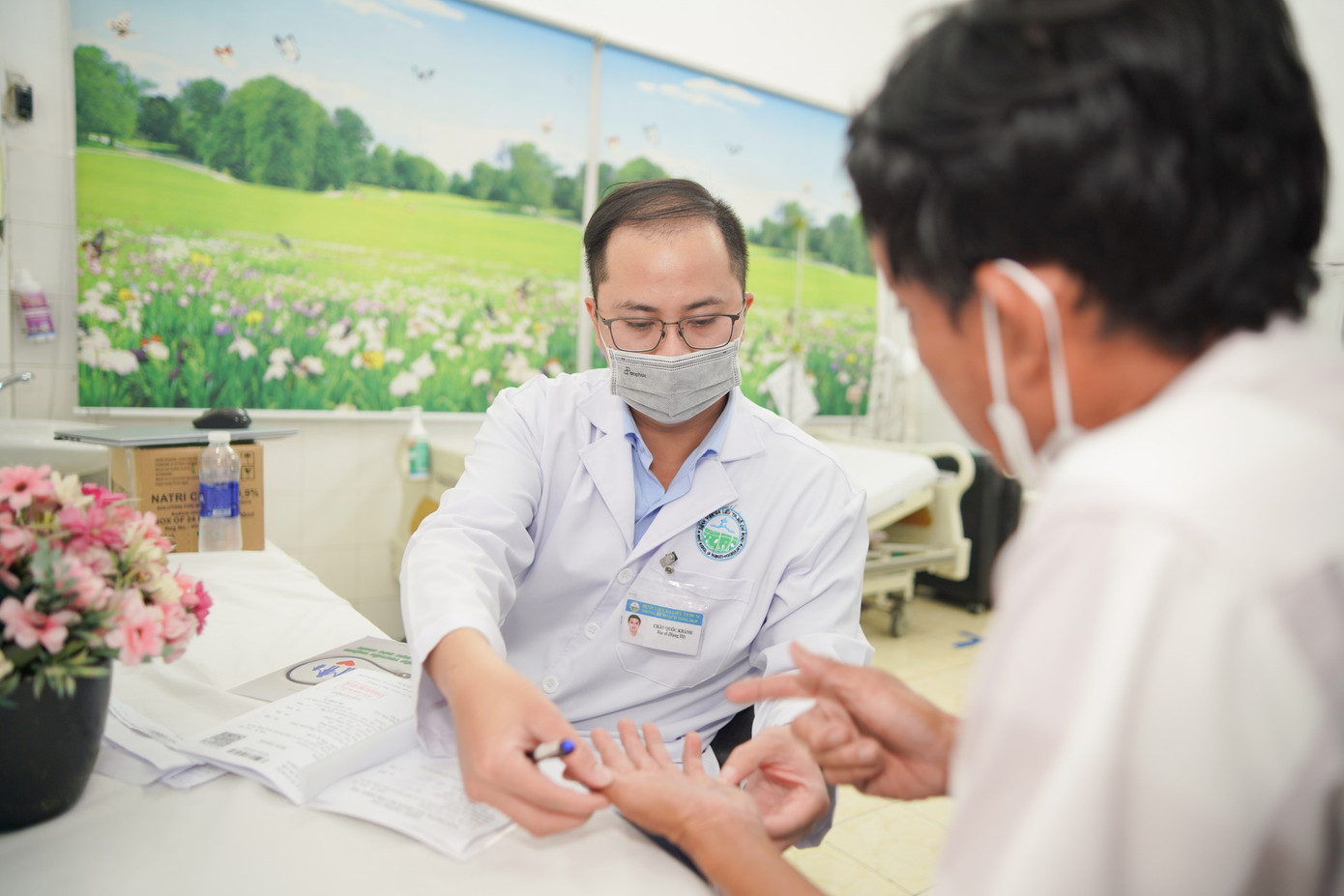 Các bác sĩ khuyến cáo cộng đồng khi có biểu hiện bất thường cần đến bệnh viện thăm khám, điều trị kịp thời Các bác sĩ khuyến cáo cộng đồng khi có biểu hiện bất thường cần đến bệnh viện thăm khám, điều trị kịp thời