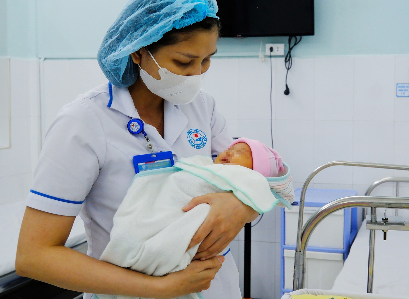 Bé gái cùng mẹ đã vượt qua cửa tử, bình an chào đời nhờ sự hỗ trợ của các bác sĩ Bé gái cùng mẹ đã vượt qua cửa tử, bình an chào đời nhờ sự hỗ trợ của các bác sĩ