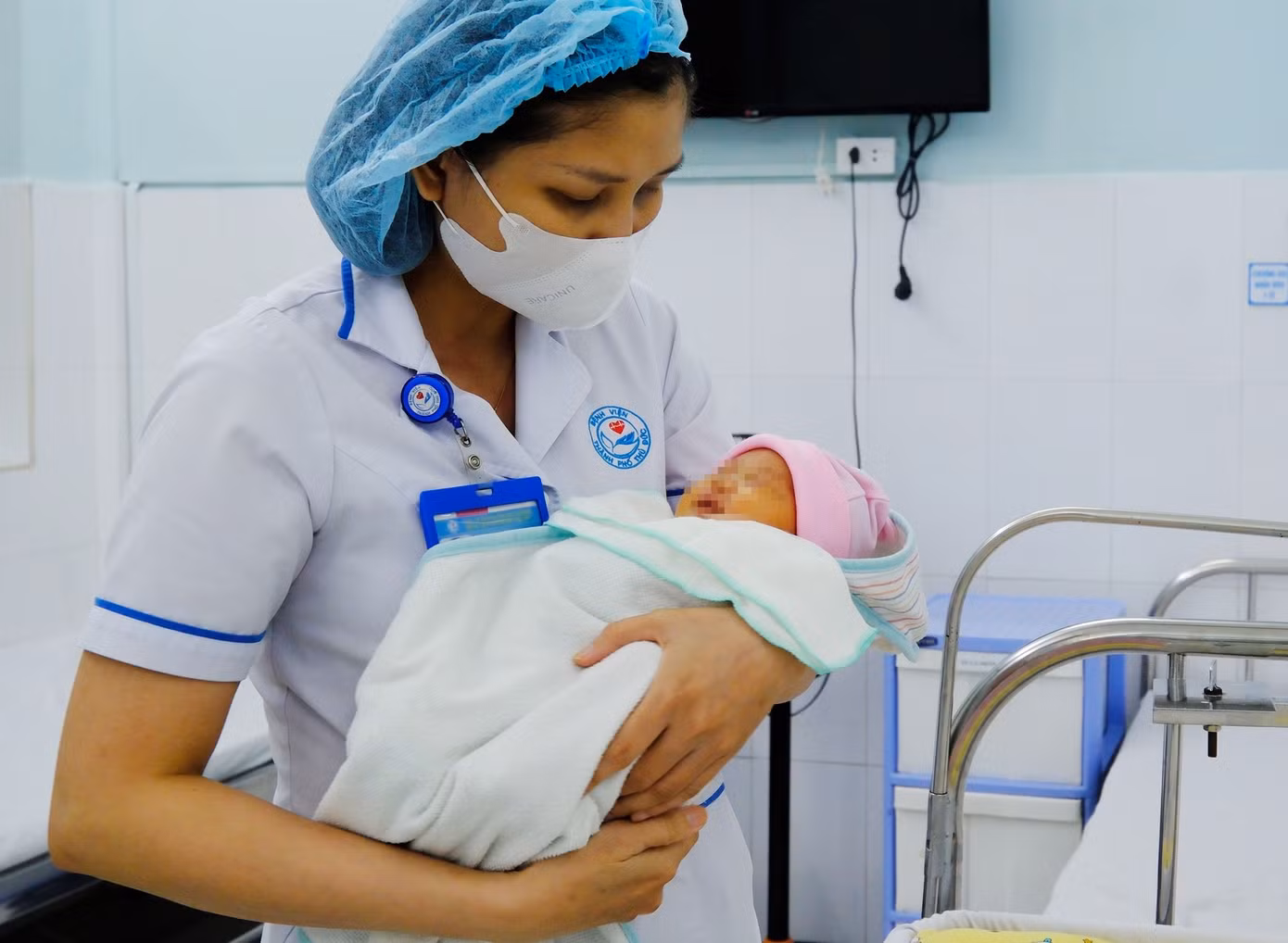 Bé gái cùng mẹ đã vượt qua cửa tử, bình an chào đời nhờ sự hỗ trợ của các bác sĩ