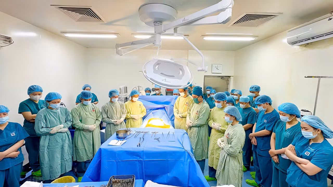 Các bác sĩ cúi đầu mặc niệm tiễn đưa và tri ân nghĩa cử cao đẹp của người quá cố