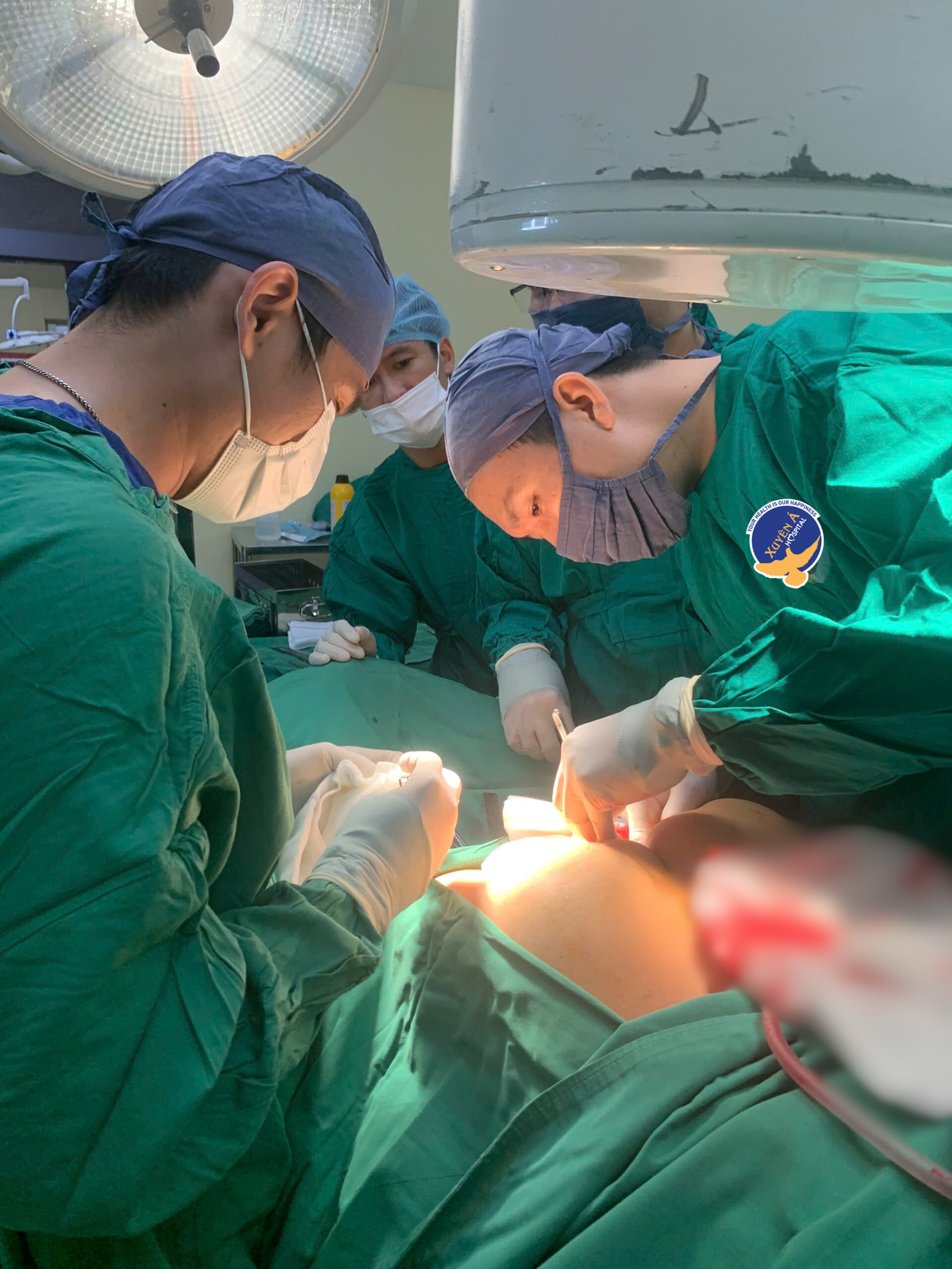 Các bác sĩ thực hiện cuộc phẫu thuật cho bệnh nhân