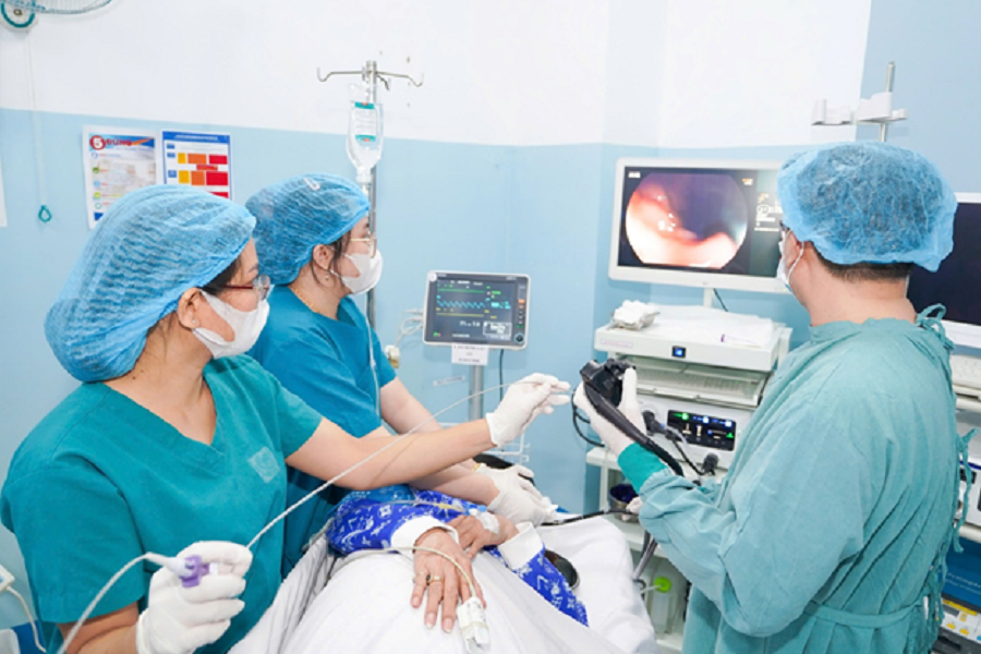 Các bác sĩ thực hiện thủ thuật nội soi để lấy dị vật trong đường tiêu hóa của người bệnh Các bác sĩ thực hiện thủ thuật nội soi để lấy dị vật trong đường tiêu hóa của người bệnh