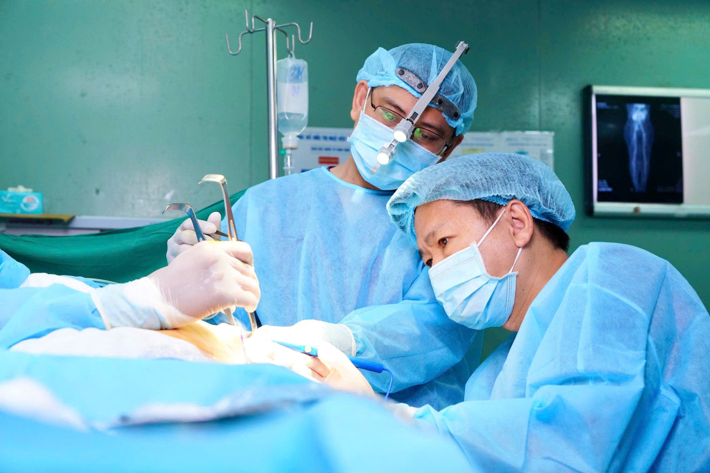 Sau nhiều giờ khẩn trương trong phòng mổ, các bác sĩ đã bóc tách thành công 2 khối mỡ ra khỏi cơ thể người bệnh Sau nhiều giờ khẩn trương trong phòng mổ, các bác sĩ đã bóc tách thành công 2 khối mỡ ra khỏi cơ thể người bệnh