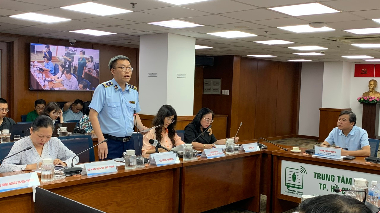 Ông Nguyễn Quang Huy cung cấp thông tin về hàng giả trên địa bàn TPHCM tại buổi họp báo. Ông Nguyễn Quang Huy cung cấp thông tin về hàng giả trên địa bàn TPHCM tại buổi họp báo.