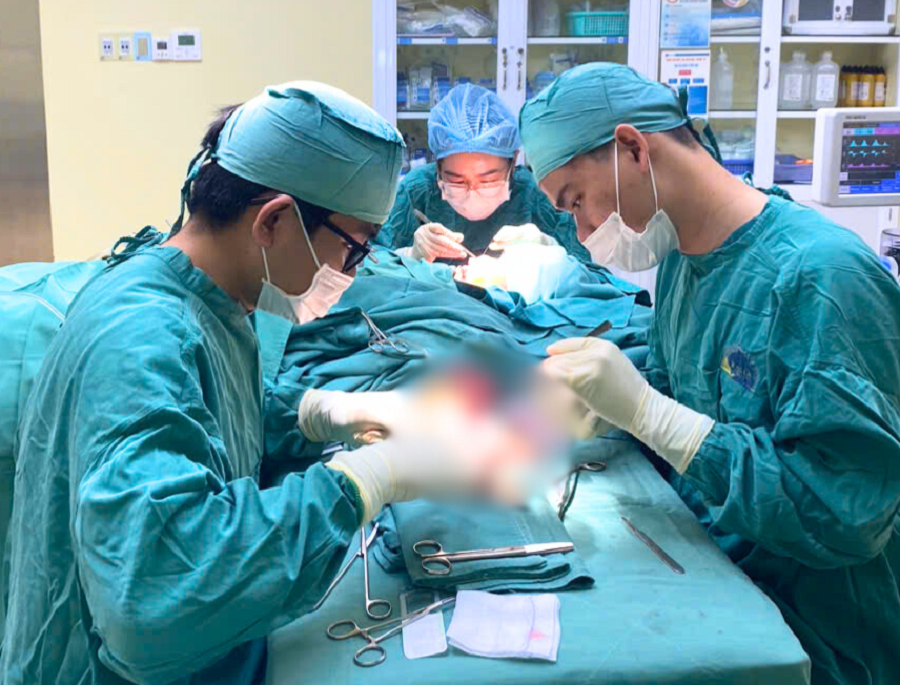 Các bác sĩ đã phải thực hiện 2 cuộc phẫu thuật cho người bệnh Các bác sĩ đã phải thực hiện 2 cuộc phẫu thuật cho người bệnh