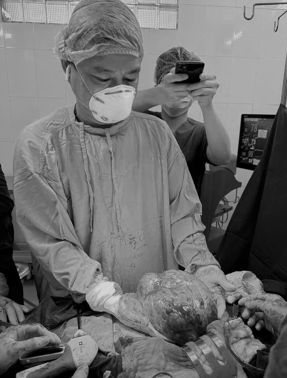 Các bác sĩ thực hiện cuộc phẫu thuật bóc trọn khối u cho người bệnh Các bác sĩ thực hiện cuộc phẫu thuật bóc trọn khối u cho người bệnh