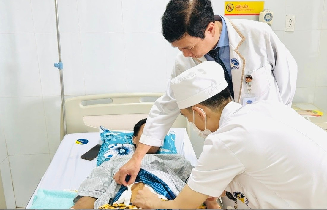 Sau phẫu thuật sức khỏe của người bệnh đang bình phục tốt Sau phẫu thuật sức khỏe của người bệnh đang bình phục tốt