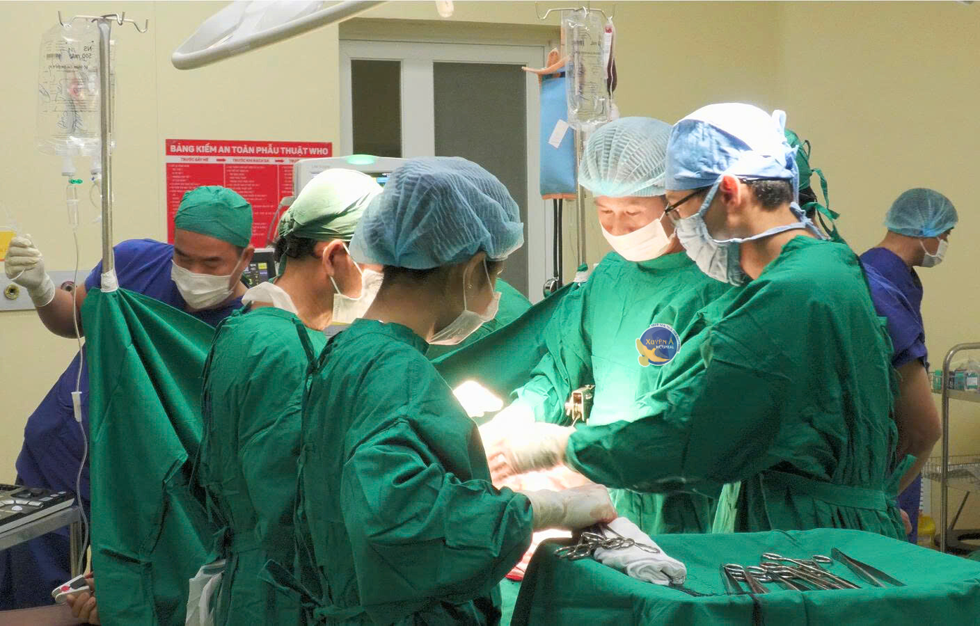 Các bác sĩ thực hiện cuộc phẫu thuật cấp cứu khâu lại vị trí mạch máu bị rách cho bệnh nhân Các bác sĩ thực hiện cuộc phẫu thuật cấp cứu khâu lại vị trí mạch máu bị rách cho bệnh nhân