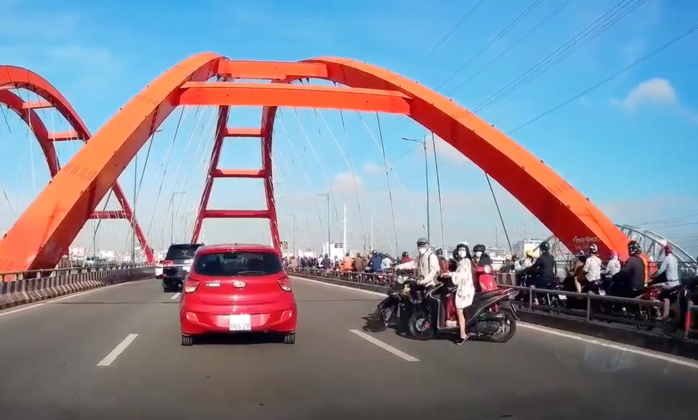 Cảnh bát nháo của người vi phạm Luật giao thông trên cầu Bình Lợi (ảnh: Báo Thanh Niên) Cảnh bát nháo của người vi phạm Luật giao thông trên cầu Bình Lợi (ảnh: Báo Thanh Niên)