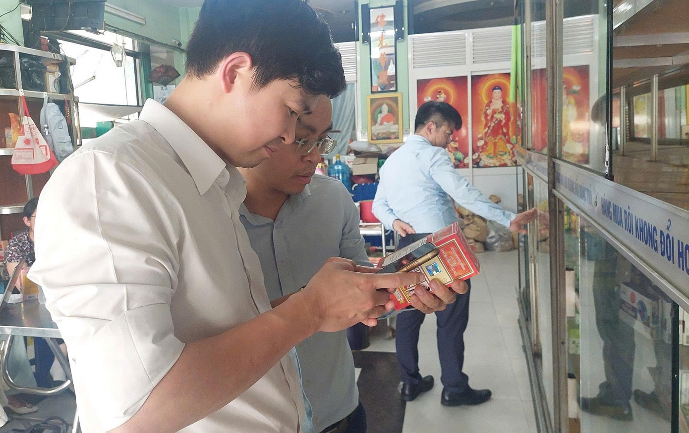 Đoàn kiểm tra xác định 3 loại thuốc xoa bóp có nguồn gốc từ cơ sở Chánh Đại là thuốc giả (ảnh: H.L)