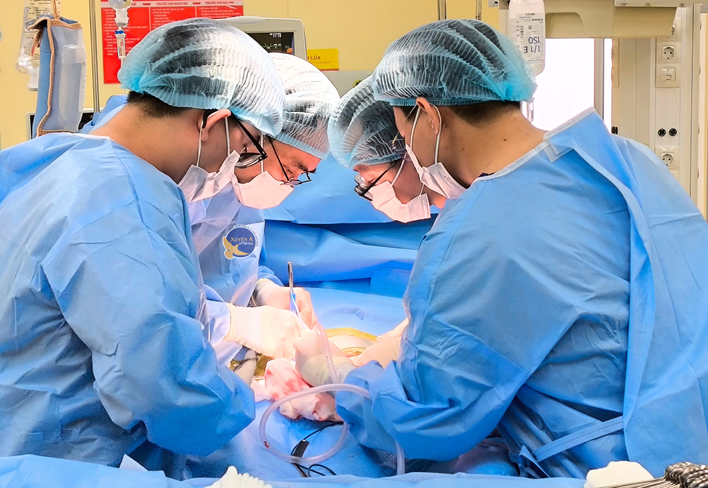 Các bác sĩ đã thực hiện cuộc phẫu thuật lấy thận từ người mẹ ghép vào cơ thể cô gái trẻ Các bác sĩ đã thực hiện cuộc phẫu thuật lấy thận từ người mẹ ghép vào cơ thể cô gái trẻ