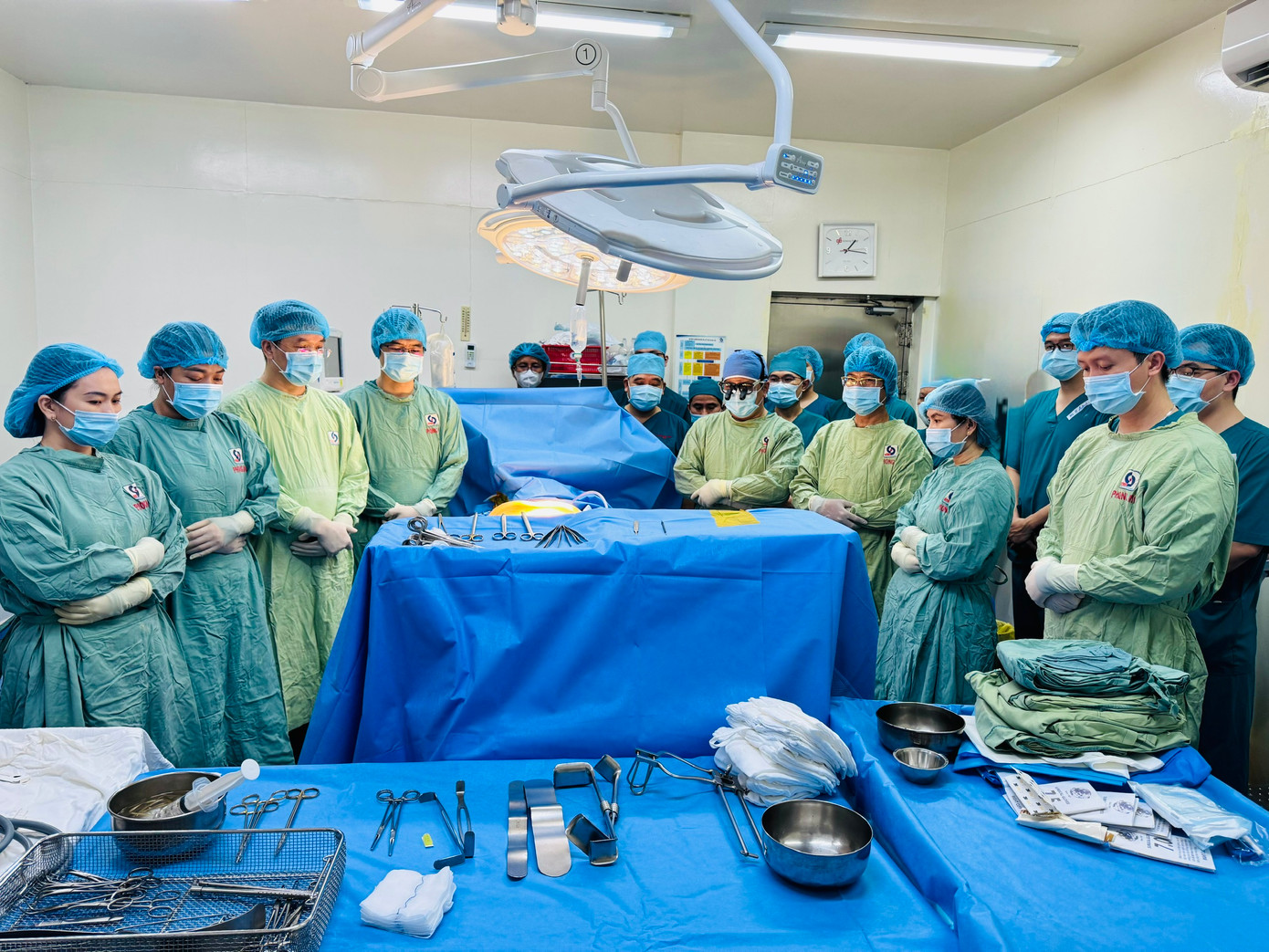 Các bác sĩ mặc niệm tri ân người quá cố trước khi tiếp nhận nguồn tạng hiến Các bác sĩ mặc niệm tri ân người quá cố trước khi tiếp nhận nguồn tạng hiến