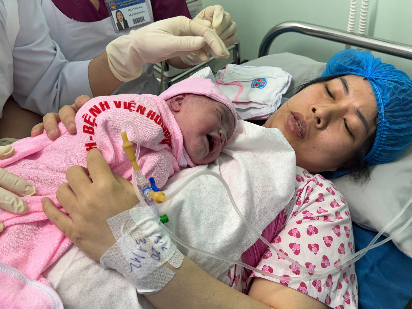 Vừa chào đời công dân nhí đã khóc vang cả phòng bệnh khiến nhân viên y tế và gia đình vui mừng cười giòn tan