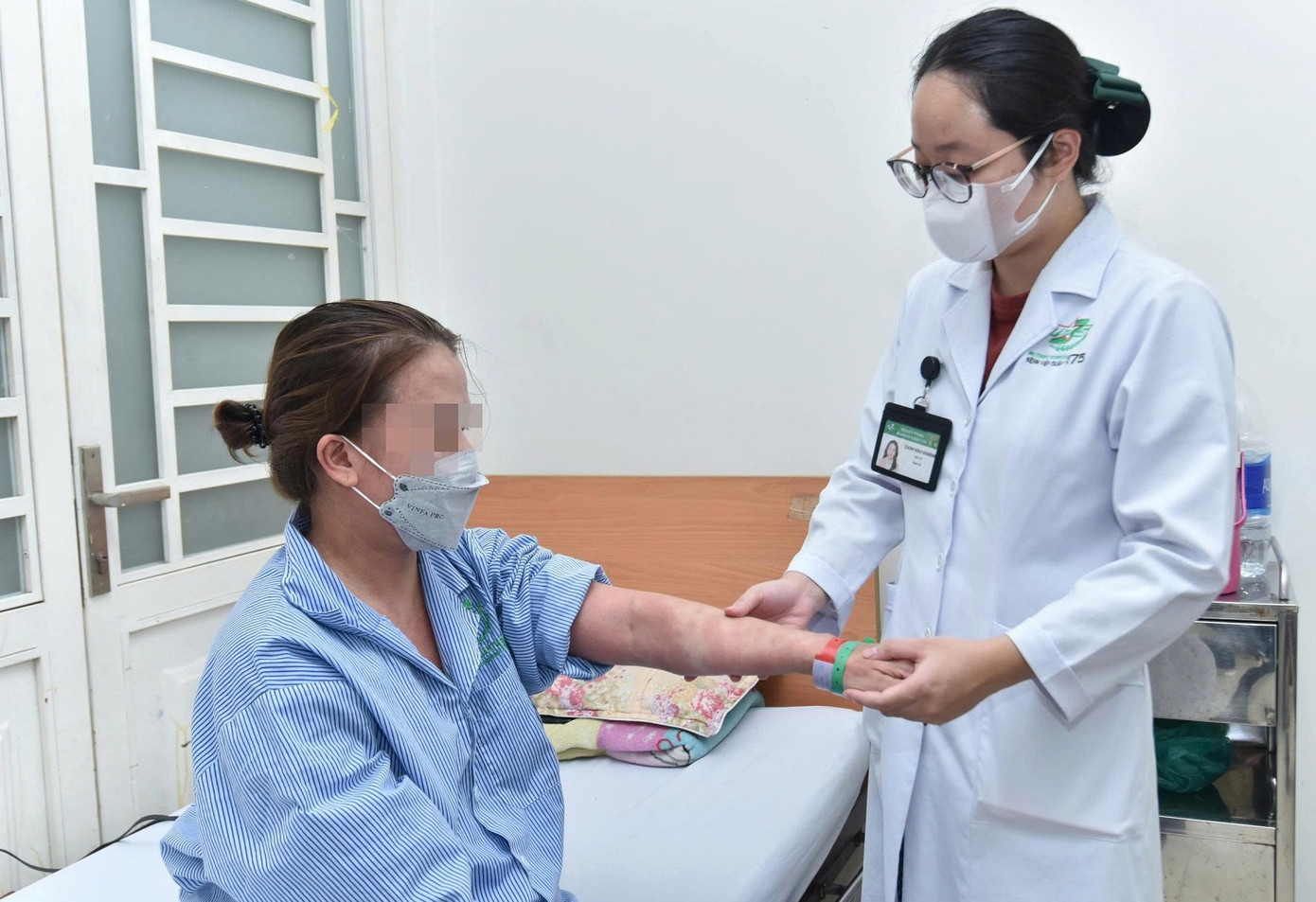 Sau nỗ lực điều trị của các bác sĩ, nữ bệnh nhân đã qua được nguy kịch