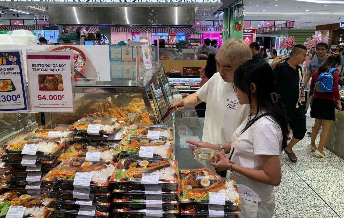 Sự mất cân đối giữa năng lượng dung nạp và năng lượng tiêu hao của cơ thể là nguyên nhân gây tăng cân Sự mất cân đối giữa năng lượng dung nạp và năng lượng tiêu hao của cơ thể là nguyên nhân gây tăng cân